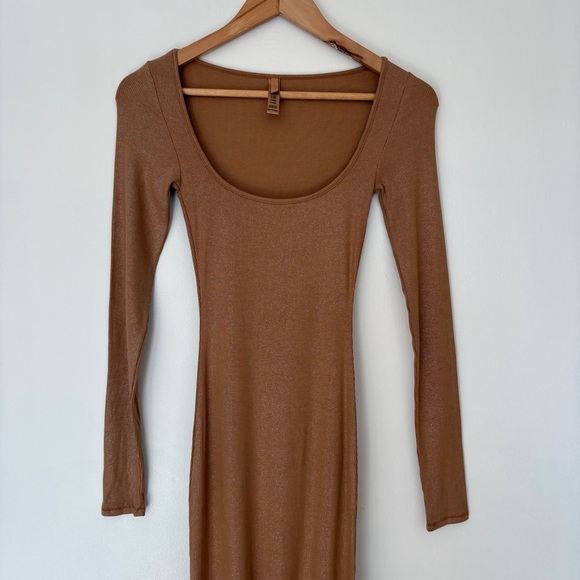SKIMS Camel Long Sleeve Maxi Dress Shimmer - Picture 3 of 7